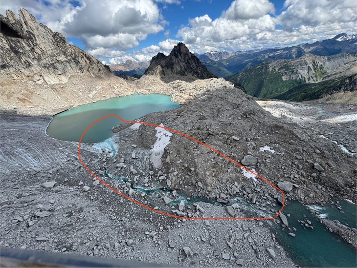 The glacial tarn which caused the flooding. The left side of the red circle shows where the tarn's ice perimeter collapsed and sent water rushing into the valley.