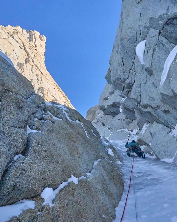 Marjori leads icy mixed terrain up to the Bloque Empotrado.
